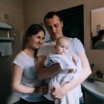 Коли найкраще вперше купати дитину/Перше купання малюка краще довірити татусю